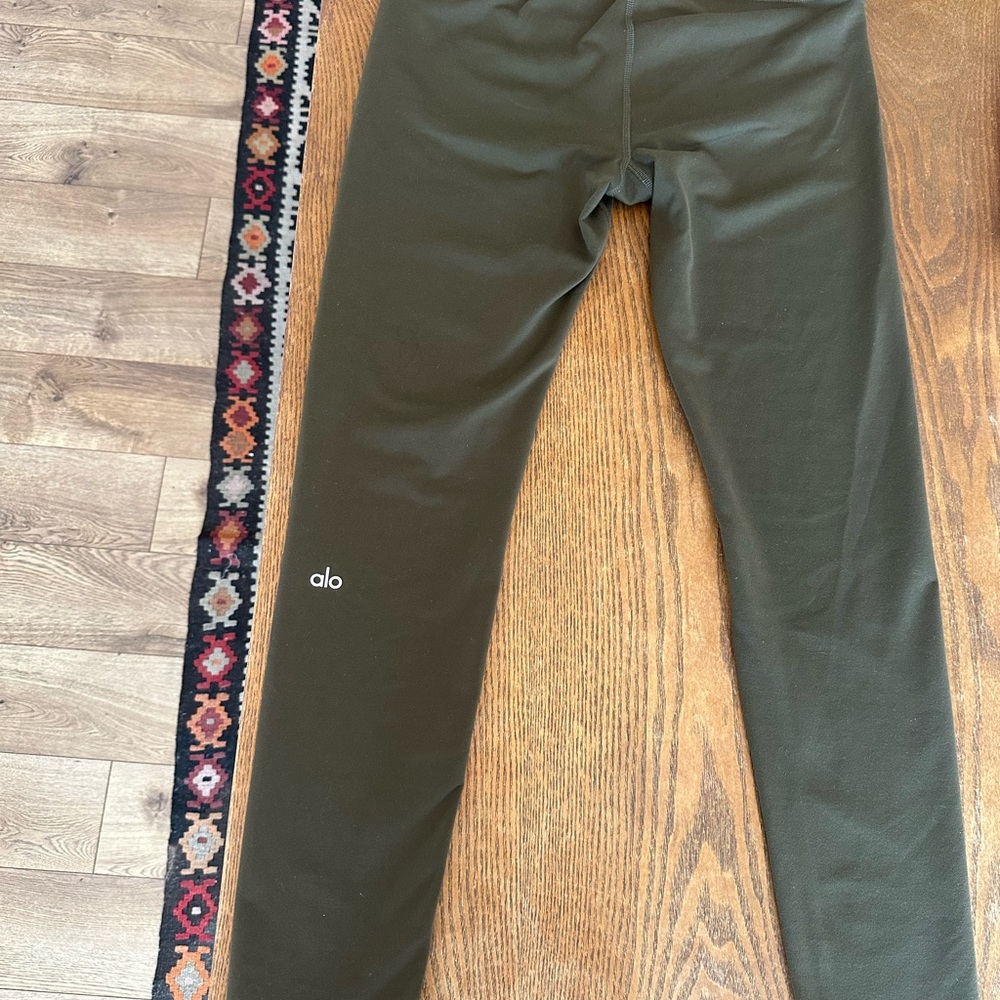 Alo Yoga High-Waisted Army Green Active Leggings Brand New, Size L